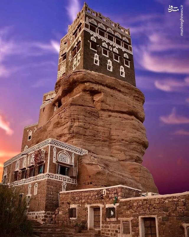 دارالحجر یک کاخ سلطنتی قدیمی است که در وادی ذر در حدود ۱۵ کیلومتری صنعا واقع شده؛ این بنا که در دهه ۱۹۲۰ به عنوان خلوتگاه تابستانی یحیی محمد حمید الدین، حاکم یمن از سال ۱۹۰۴ تا ۱۹۴۸ ساخته شد، بر بالای سازه ای قرار دارد که در سال ۱۷۸۶ برای عالم الامام منصور ساخته شد.