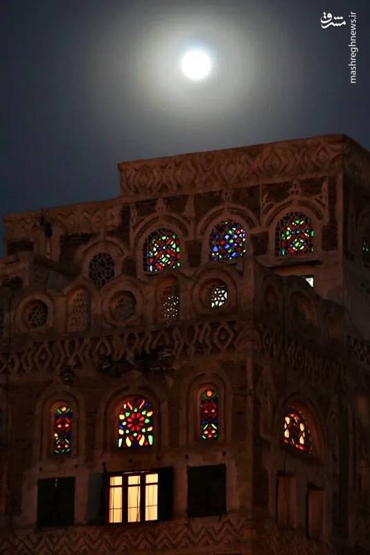 شیشه‌های رنگی خانه‌ها و ساختمان‌های شهر قدیمی صنعا در شب می‌درخشند.