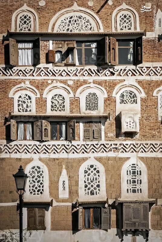 واژگان معماري صنعا در قرن دهم به خوبي شكل گرفته بود، زماني كه ابن رسته نوشت كه بيشتر خانه‌ها «با گچ، آجر پخته و سنگ‌هاي متقارن آراسته شده‌اند.