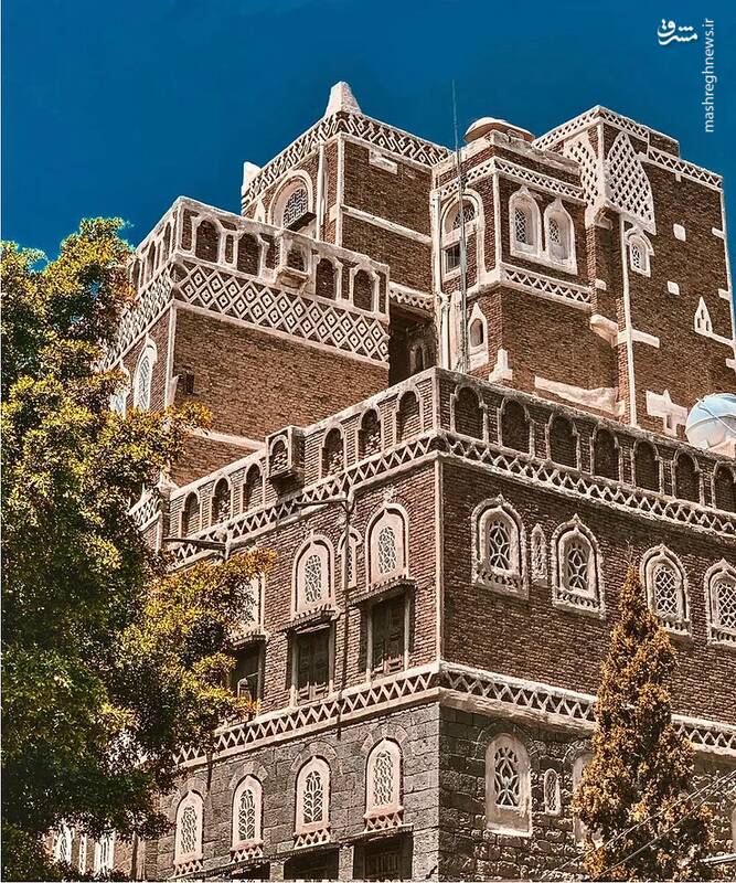 بیش از ۱۰۰۰ سال پیش و قبل از اکثر شهرهای جهان، شهر قدیمی صنعا مدلی از معماری سبز را که با مصالح محلی سازگار با محیط زیست مانند سنگ، گل ساخته شده بود در ۶۵۰۰ ساختمان خود ارائه کرد.