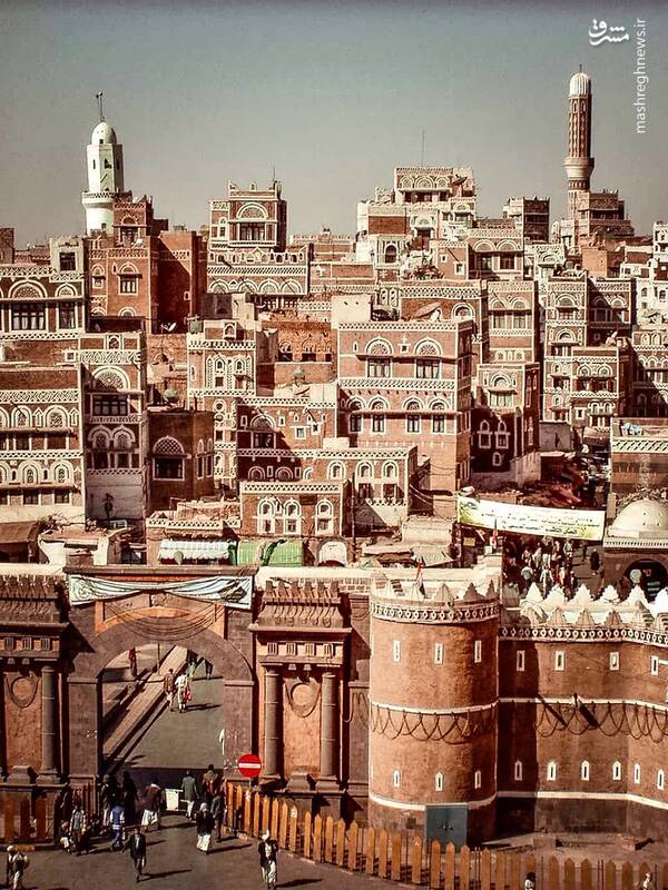 بخش قدیمی صنعا در یمن یکی از قدیمی ترین مکان های جهان است که بیش از ۲۵۰۰ سال سکونت به طور مداوم در آن ادامه داشته است. این شهر به معنای «کاخ مستحکم»، به خودی خود یک اثر هنری است و یکی از بزرگترین گنجینه های باقی مانده جنوب شبه جزیره حجاز محسوب می شود.