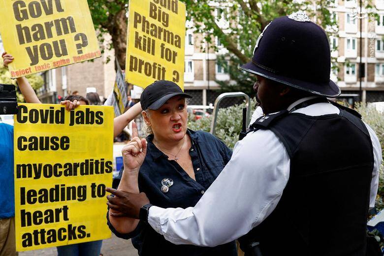 اعتراض یک تظاهر کننده ضد واکسن به یک افسر پلیس در بریتانیا
