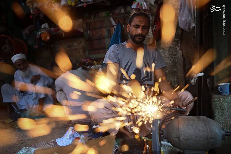 تیز کردن چاقو‌ها در آستانه عید قربان برای ذبح قربانی در کراچی _ پاکستان