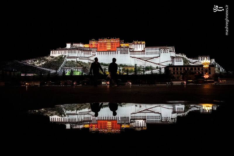 نمایی از کاخ پوتالا در تاریکی شب در لهاسا _  تبت
