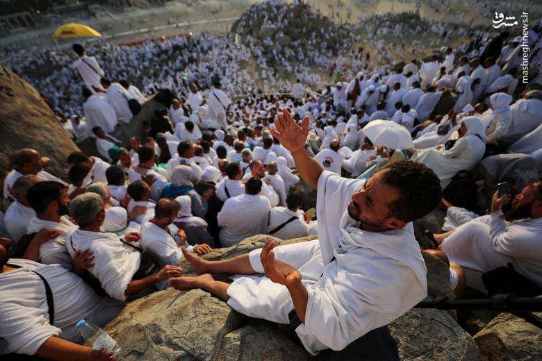 عبادت زائران مسلمان در زیارت سالانه حج در کوه رحمت صحرای عرفات مکه _ عربستان سعودی