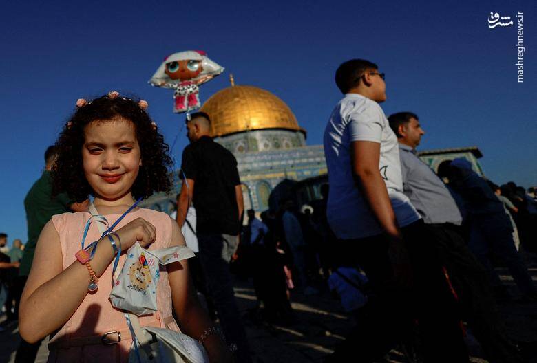 یک دختر بچه فلسطینی در روز عید قربان در کنار مسجدالاقصی