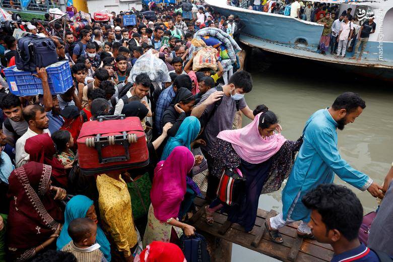ازدحام جمعیت برای سوار شدن به کشتی جهت مسافرت در داکا _ بنگلادش