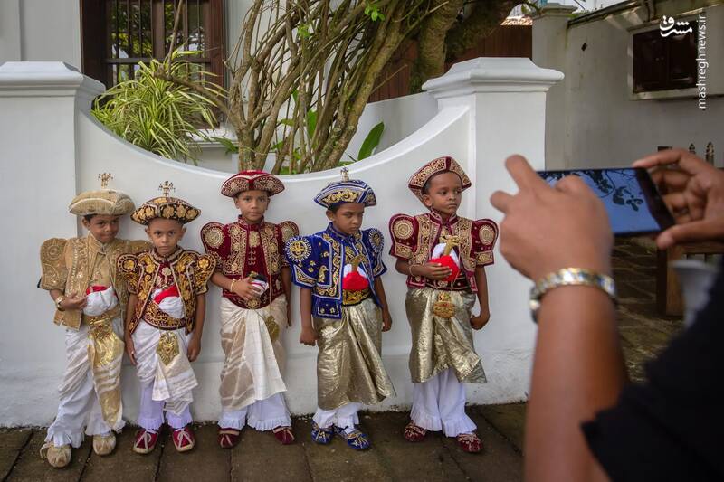 کودکان یک مهدکودک با لباس‌های سنتی کاندیایی در گال _ سریلانکا