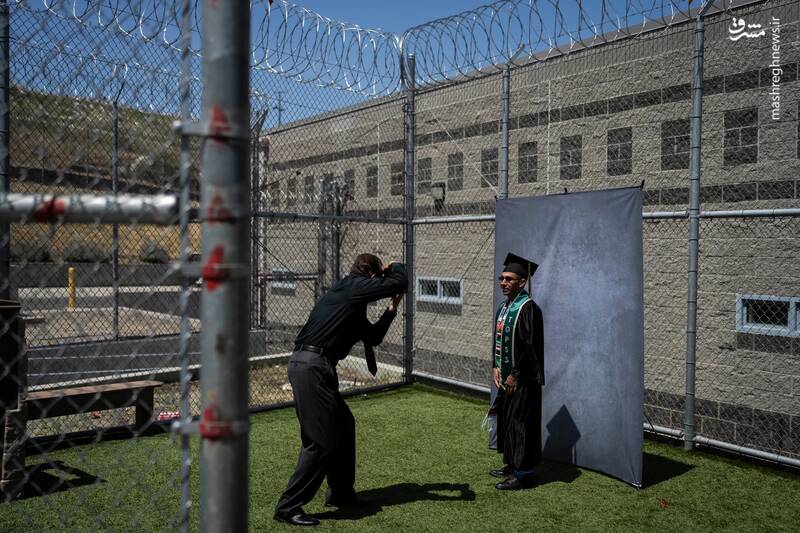 عکس گرفتن از یکی از فارغ التحصیلان در زندان ایالتی فولسوم _ کالیفرنیا