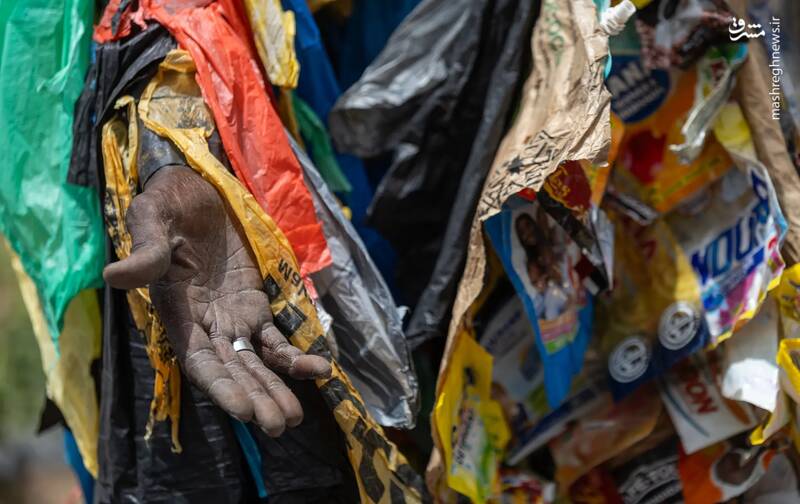 لباس متفاوت یک محیط بان از جنس پلاستیک‌های بازیافتی در داکار _ سنگال