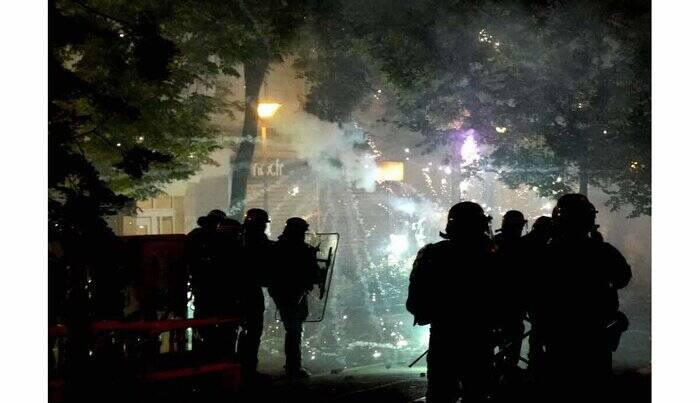 اعمال منع آمدوشد در برخی مناطق فرانسه/ بالگرد به پیشتیبانی پلیس آمد