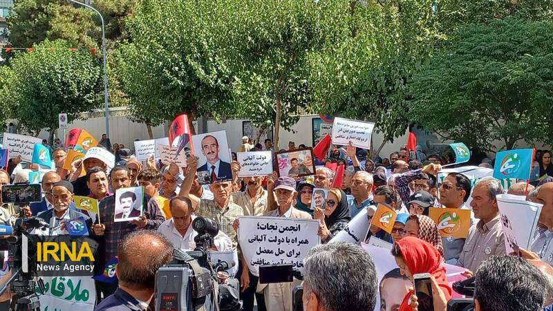 تجمع خانواده‌های اعضای گرفتار شده گروهک منافقین +عکس و فیلم