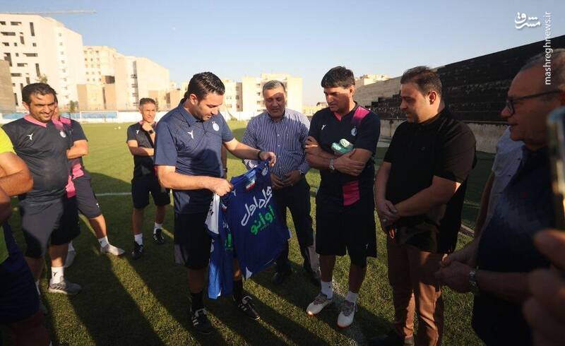 دلجویی نکونام از ۲ هوادار استقلال +عکس