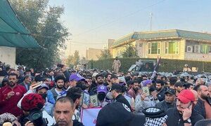 تجمع گسترده عراقی‌ها مقابل سفارت سوئد
