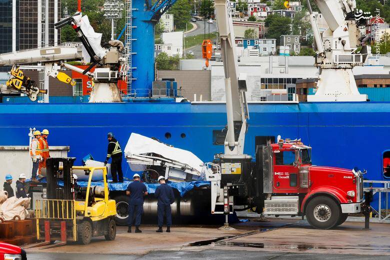 بقایای زیردریایی تایتان که از اعماق اقیانوس اطلس بیرون کشیده شده بود برای ادامه تحقیقات به گارد ساحلی کانادا تحویل داده شد./ نیوفاندلند _ کانادا
