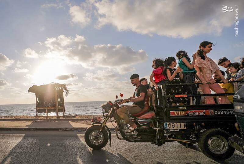 موتور سواری یک خانواده پر جمعیت و گرمای طاقت فرسای هوا در غزه