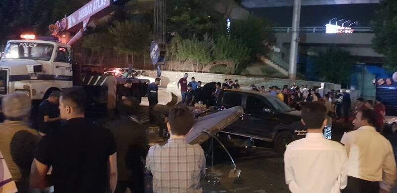 واژگونی کامیونت حمل تیرآهن در خیابان شریعتی +عکس