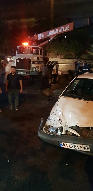 واژگونی کامیونت حمل تیرآهن در خیابان شریعتی +عکس