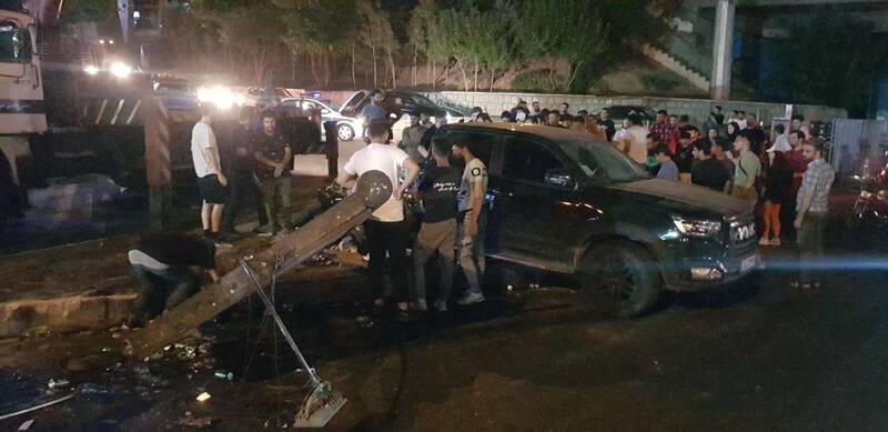 واژگونی کامیونت حمل تیرآهن در خیابان شریعتی +عکس