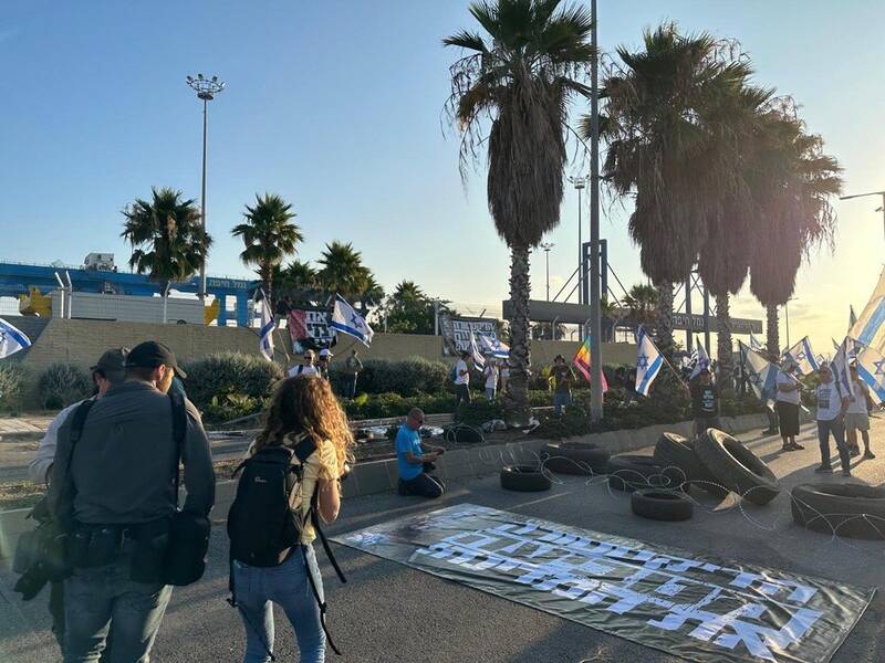 یک طرف جنگ، یک طرف اعتراض + عکس و فیلم