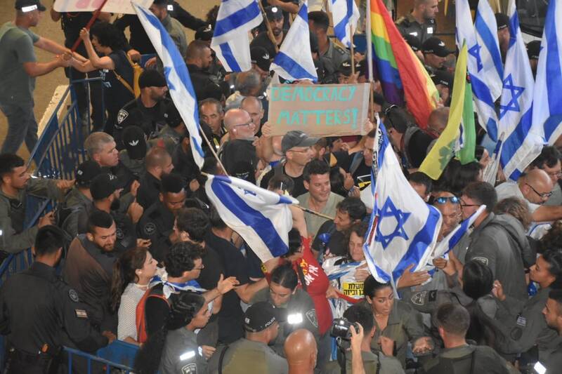 خنجر صهیونیستهای معترض بر پشت اسرائیل/ معترضان فرودگاه بن گورین و بندر حیفا را مختل کردند