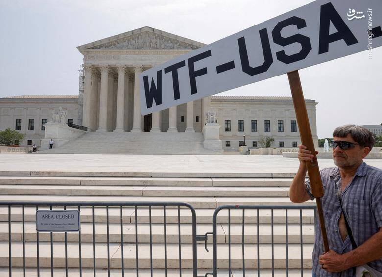یک تظاهرکننده در مقابل دادگاه عالی ایالات متحده در حالی که دادگاه تصمیمات نهایی را در جلسه خود در مورد بخشودگی وام های دانشجویی در واشنگتن _ آمریکا صادر کرد.
