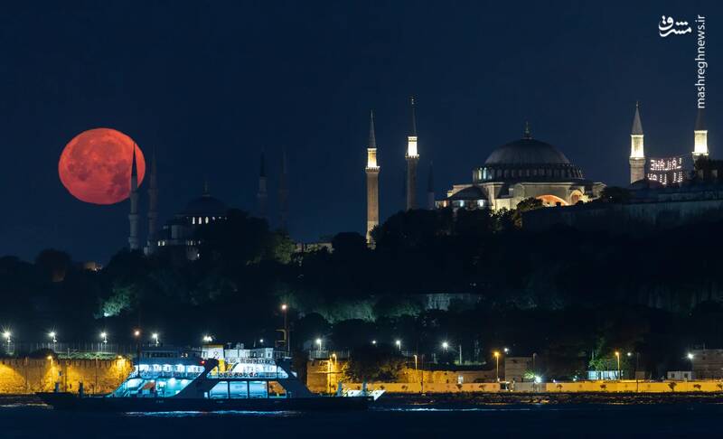 مشاهده ابر ماه در کنار مسجد جامع ایاصوفیه که به رنگ قرمز در آمده است./ استانبول _ ترکیه