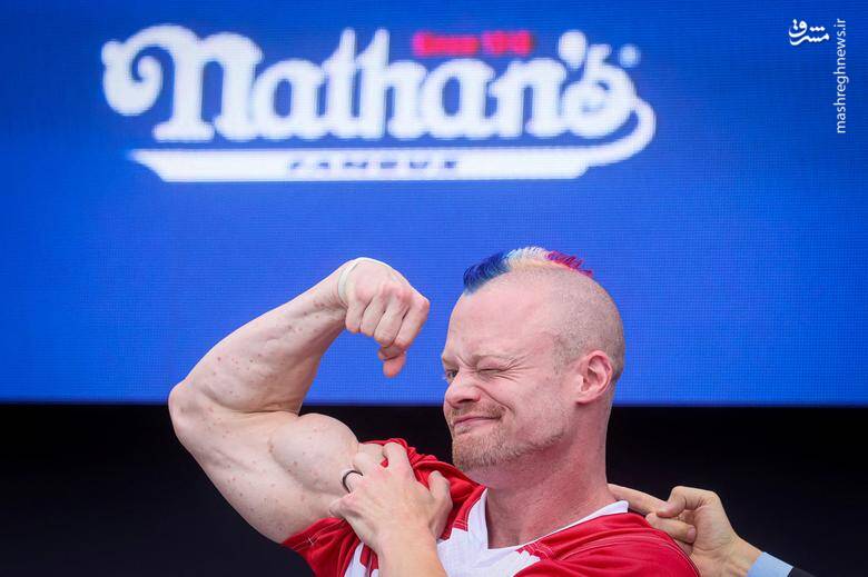 "نیک وهری" در مراسم وزن کشی پیش از مسابقه بین المللی هات داگ خوری در نیویورک _ آمریکا