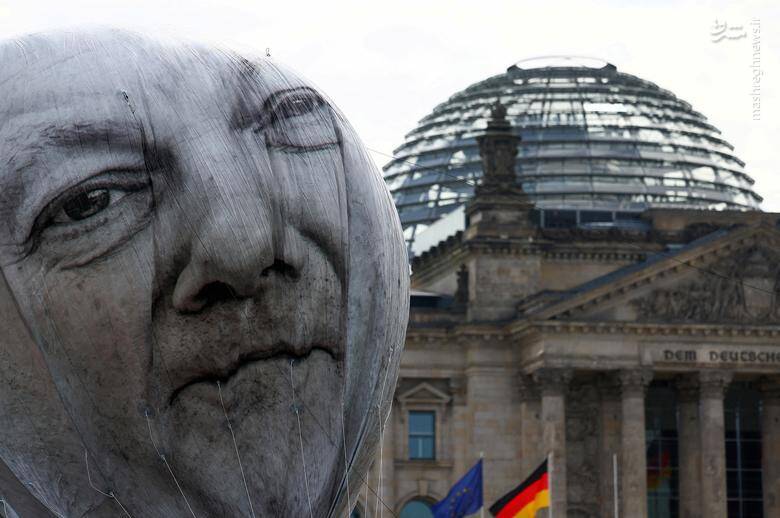 تصویر "اولاف شولتز" صدراعظم آلمان بر روی یک بالن مقابل ساختمان پارلمان بوندستاگ در برلین _ آلمان