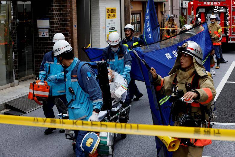 انتقال یک مجروح بر اثر انفجار بمب در توکیو _ ژاپن