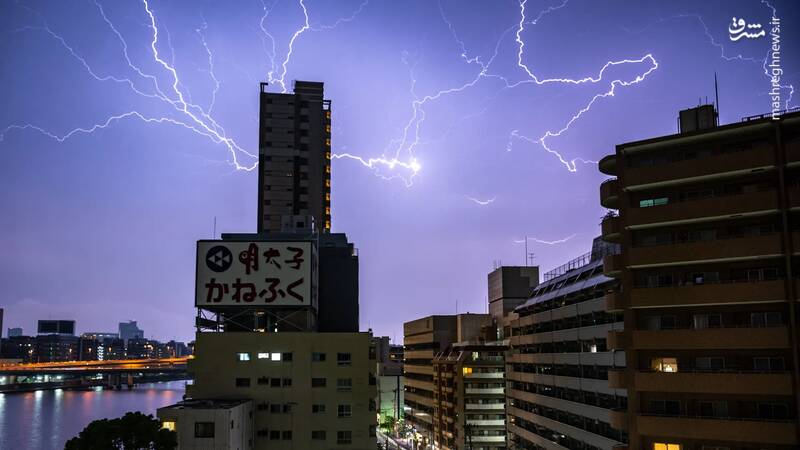 لحظه ایجاد رعد و برق بر فراز توکیو _ ژاپن