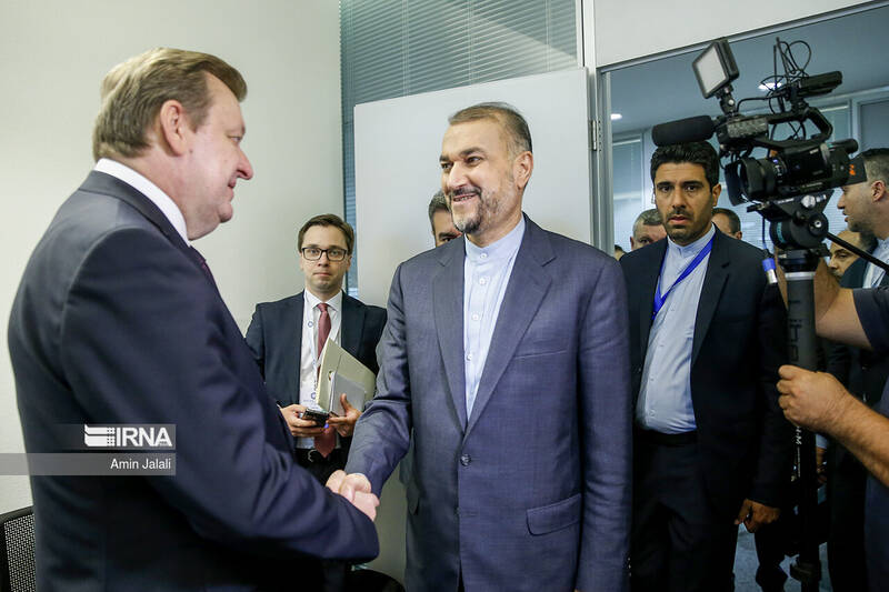 عکس/ دیدارهای وزیر خارجه در حاشیه اجلاس وزرای جنبش عدم تعهد