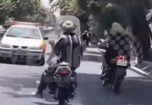 حرکات جنون‌آمیز یک پیرمرد موتور سوار وسط خیابان‌های تهران!