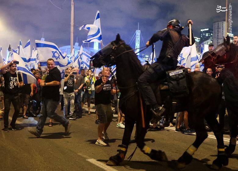 برخورد وحشیانه پلیس رژیم صهیونیستی سوار بر اسب با یک معترض در جریان تظاهرات پس از استعفای رئیس پلیس تل‌آویو