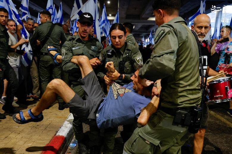 دستگیری فرد معترض به دولت نتانیاهو نخست وزیر رژیم صهیونیستی توسط پلیس در فرودگاه بن گوریون _ اسرائیل