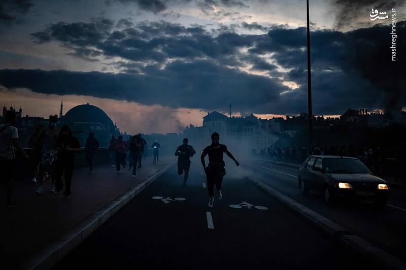 پرتاب گاز اشک آور پلیس به سمت معترضان و فرار آن‌ها از محل در لیون _ فرانسه