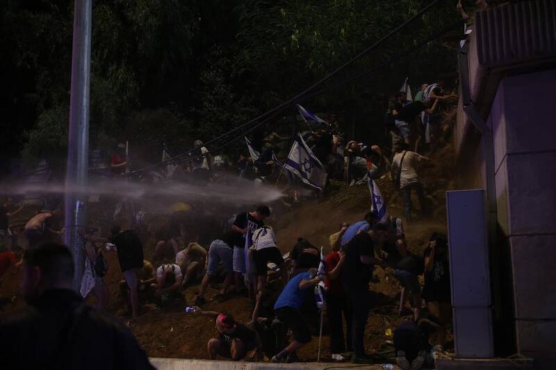 بیست و هفتمین هفته تظاهرات در سرزمینهای اشغالی/ معترضان دولت رژیم صهیونیستی را تهدید به اعتراضات شدیدتر کردند + عکس و فیلم