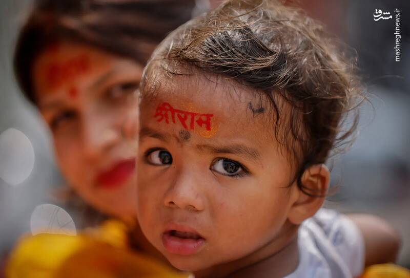 حضور یک کودک در حاشیه ساخت و ساز معبد رام در آیودیا _ هند