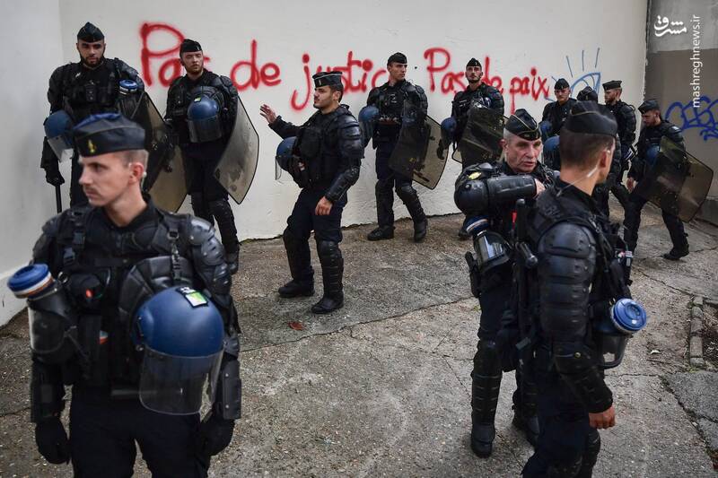 حضور پلیس ضد شورش در راهپیمایی اعتراض به مرگ نوجوان 17 ساله که در جریان توقف پلیس در نانتر کشته شد./ پاریس _ فرانسه