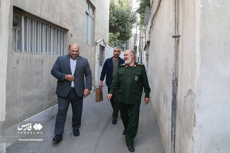 دیدار سردار فدوی با خانواده شهید مجتبی گل شناس