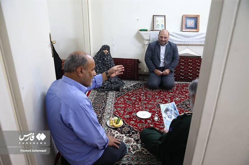 دیدار سردار علی فدوی جانشین فرمانده کل سپاه پاسداران با مادر و خانواده شهید مجتبی گل شناس