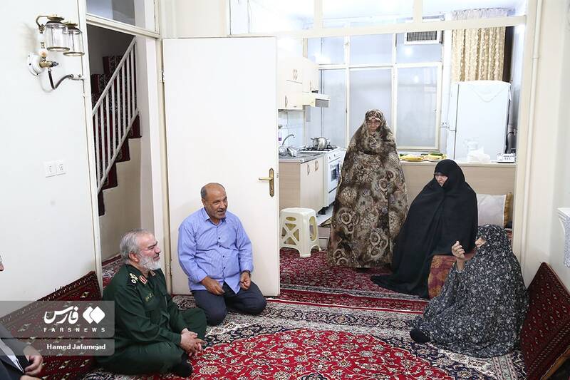 دیدار سردار علی فدوی جانشین فرمانده کل سپاه پاسداران با مادر و خانواده شهید مجتبی گل شناس