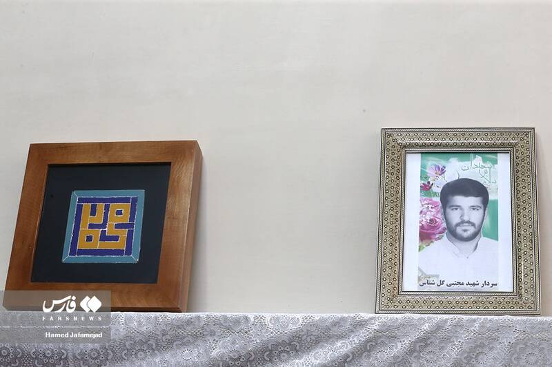 قاب عکس شهید مجتبی گل شناس بر روی طاقچه منزل