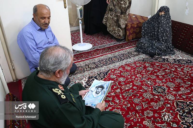 دیدار سردار فدوی با خانواده شهید مجتبی گل شناس