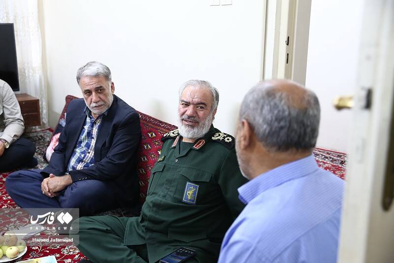 دیدار سردار علی فدوی جانشین فرمانده کل سپاه پاسداران با خانواده شهید مجتبی گل شناس