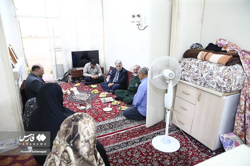 دیدار سردار علی فدوی جانشین فرمانده کل سپاه پاسداران با خانواده شهید مجتبی گل شناس