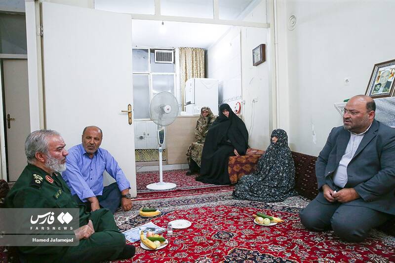 دیدار سردار علی فدوی جانشین فرمانده کل سپاه پاسداران با مادر و خانواده شهید مجتبی گل شناس