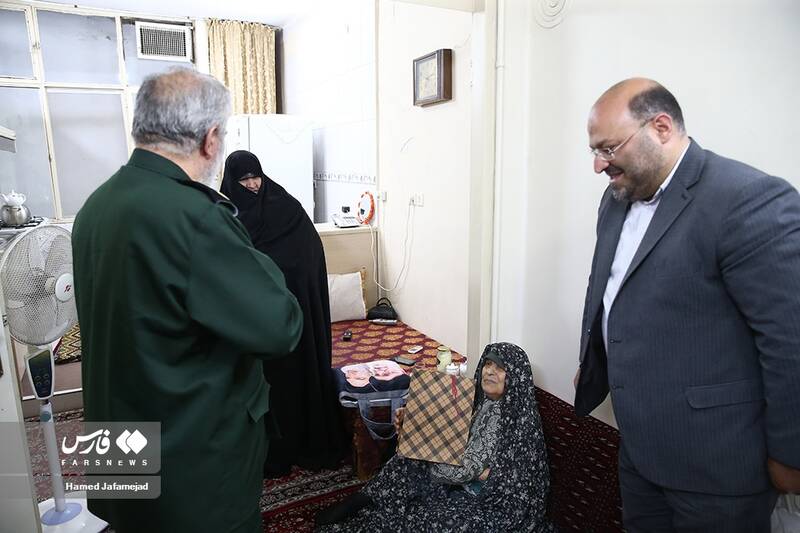 تجلیل سردار علی فدوی جانشین فرمانده کل سپاه پاسداران ازخانواده شهید مجتبی گل شناس