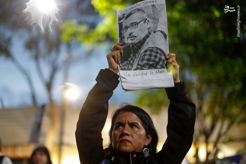 یک روزنامه نگار تصویری از لوئیس مارتین سانچز اینیگز در حین تظاهرات در مقابل وزارت کشور در دست دارد- مکزیکو سیتی