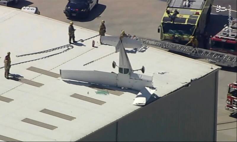 سقوط یک هواپیمای تک سرنشین آموزشی در حال تمرین بر سقف فرودگاه لانگ بیچ - کالیفرنیا